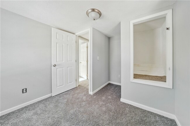 Building Photo - 702 Grace Ave