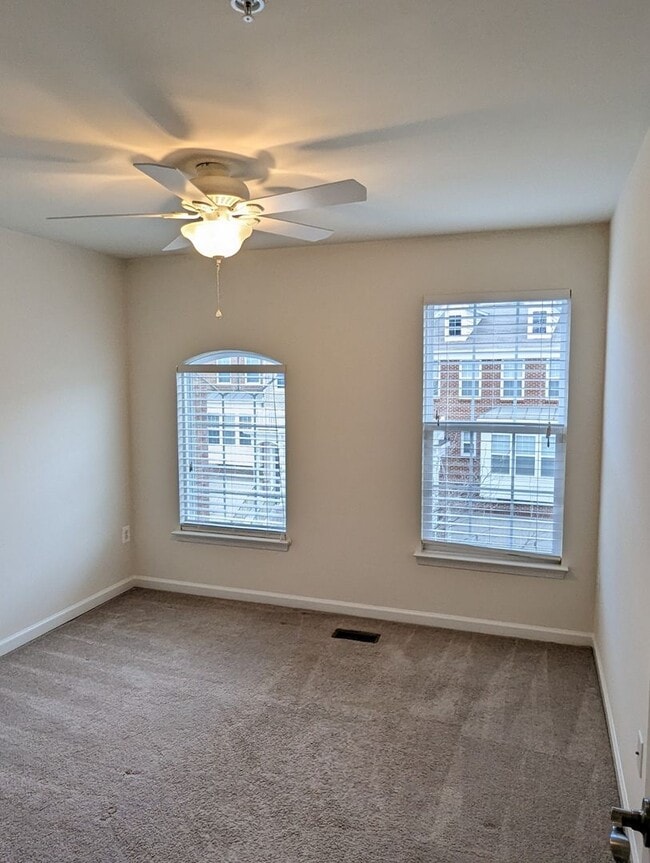 Building Photo - Gorgeous 3 level townhouse in North Potoma...