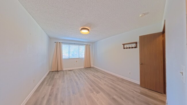 Building Photo - 1112 Woodgate Dr