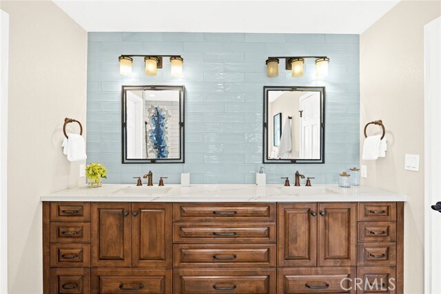 Building Photo - 1647 N Santa Anita Ave