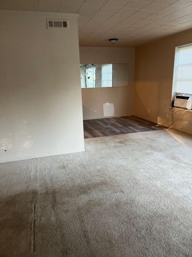 Building Photo - 2 Bed, 1 Bath Home
