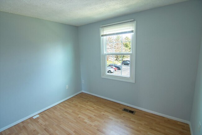Building Photo - Commuters dream. Beautiful 3 BR 2 FB, 2 HB townhome