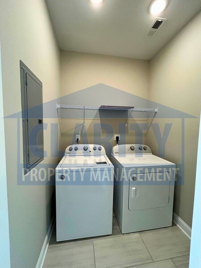 Building Photo - Modern two bedroom townhome!