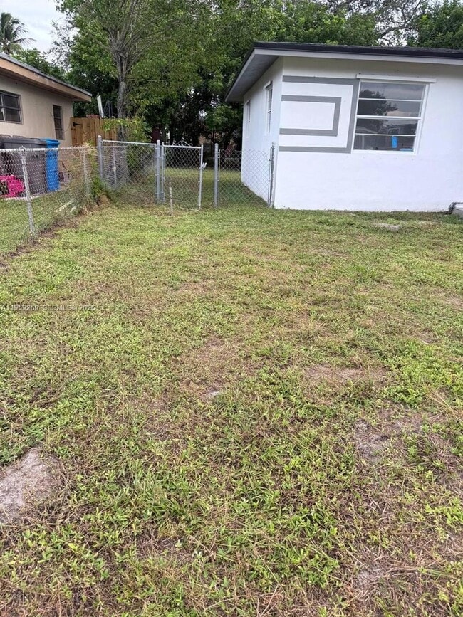 Building Photo - 3510 SW 36th Ct