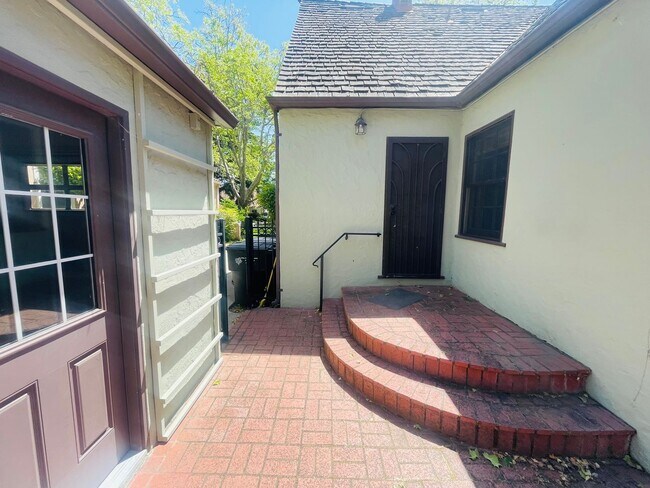 Building Photo - Gorgeous 3bed/2bath home in East Sac