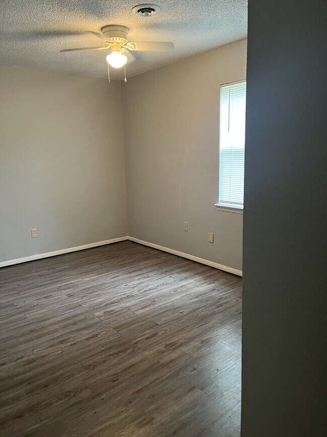 Building Photo - 107 Gamma Cir