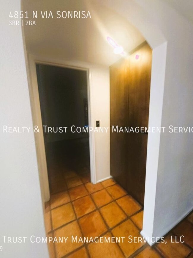 Building Photo - 4851 Vía Sonrisa