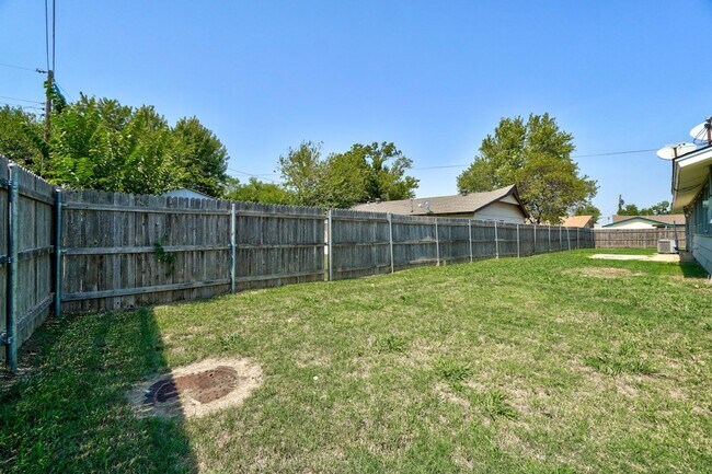 Building Photo - Nice 4 Bed 1.5 Baths Located near Tinker Diagonal