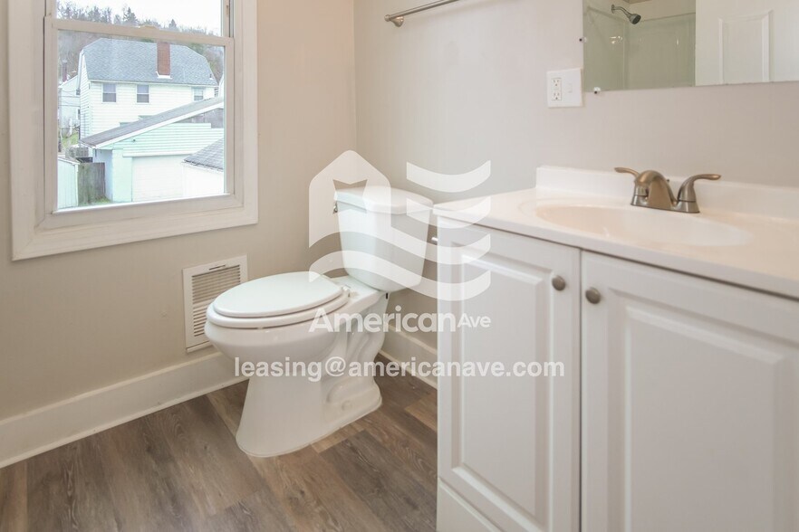 Building Photo - 1217 Main St