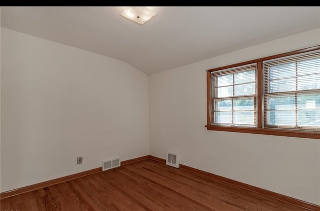 Building Photo - 418 E 274th St