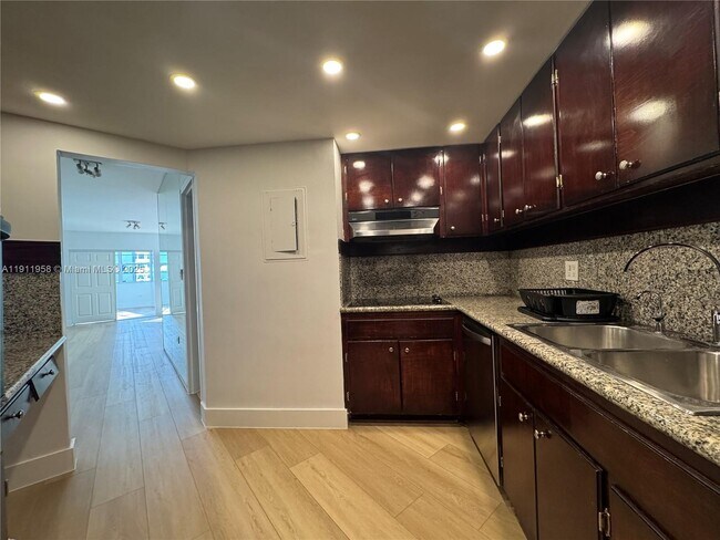 Building Photo - 999 Brickell Bay Dr