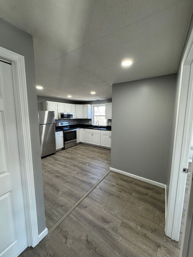 Building Photo - 1036 Chicopee St