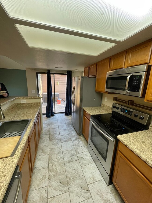 Building Photo - 3 Bed 2 Bath Condo in Westminster Availabl...