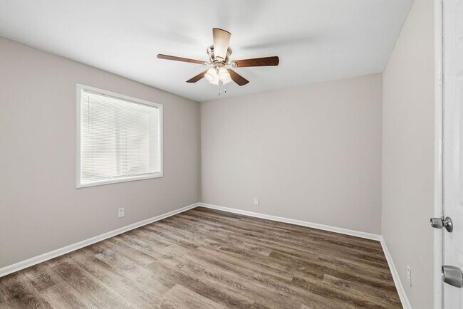 Building Photo - 1621 Line Cir