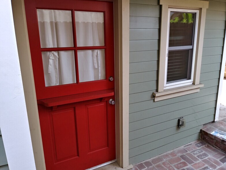 Building Photo - 806 Bayview Dr