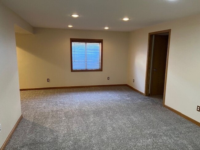Building Photo - Beautiful 5 bedroom home available NOW