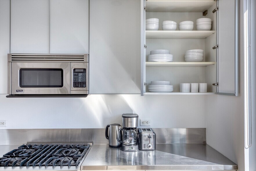 Building Photo - 550 W 54th St