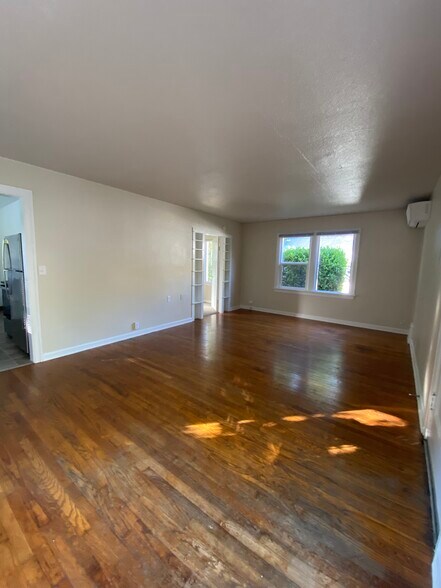 Building Photo - 1035 1/2 16th St NE
