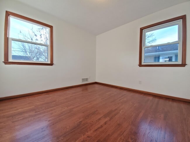 Building Photo - 2004-16 1/2 16 1/2 St NW