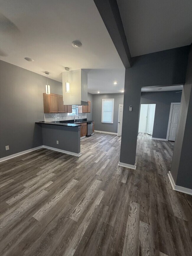 Building Photo - 3 Bedroom 1.5 bath bungalow near downtown