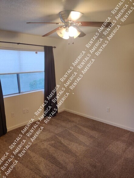 Building Photo - 1014 E Spence Ave