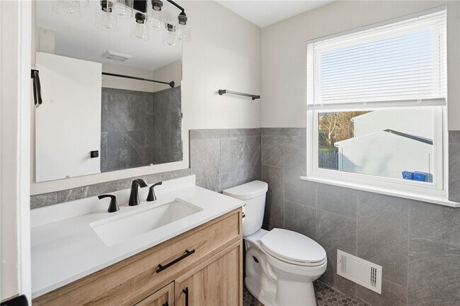 Building Photo - 17 Willowick Dr