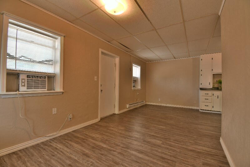 Building Photo - 808 W Cypress Ave