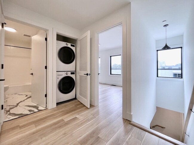 Building Photo - 375 Monmouth St