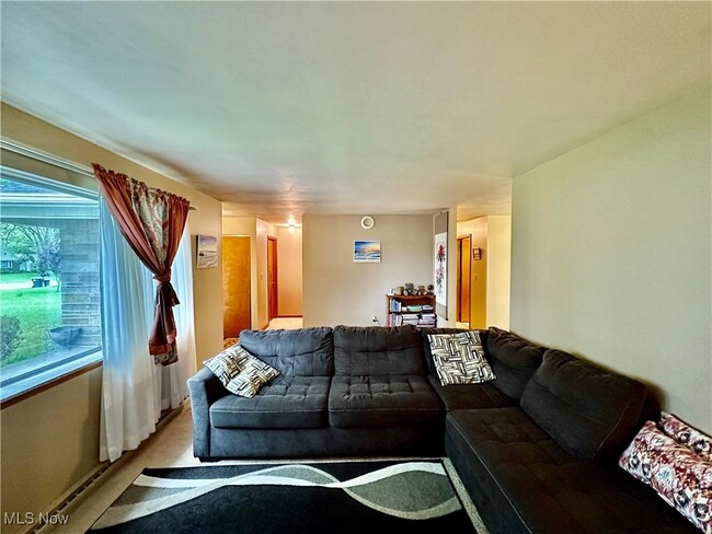 Building Photo - 1370 W Vine St