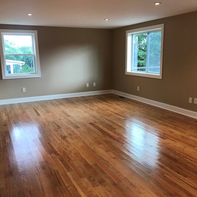 Building Photo - 1430 Simona Dr