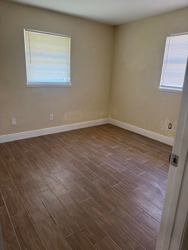 Building Photo - 1604 SE Apache Ave