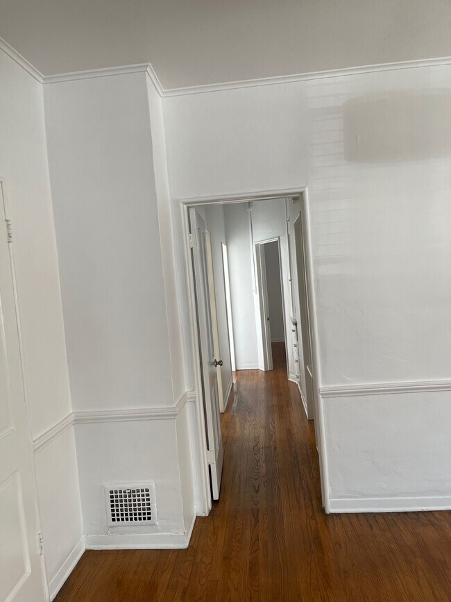 Building Photo - 106 N Edgemont St