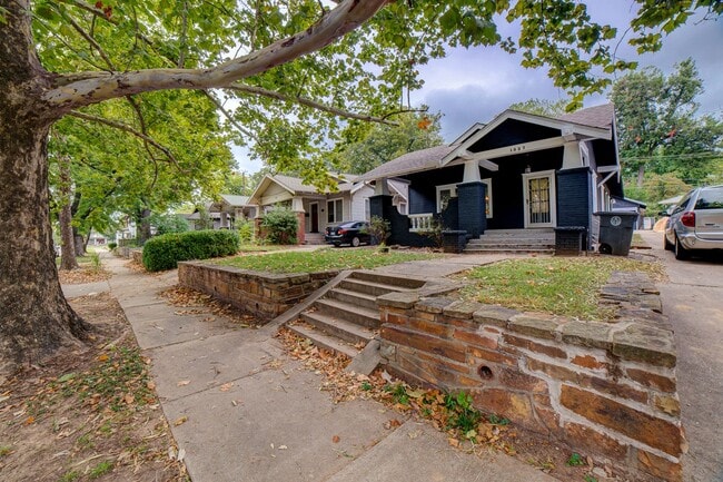 Building Photo - 2 Bed | 1.5 Bath in Midtown close to Utica Square & Cherry St!