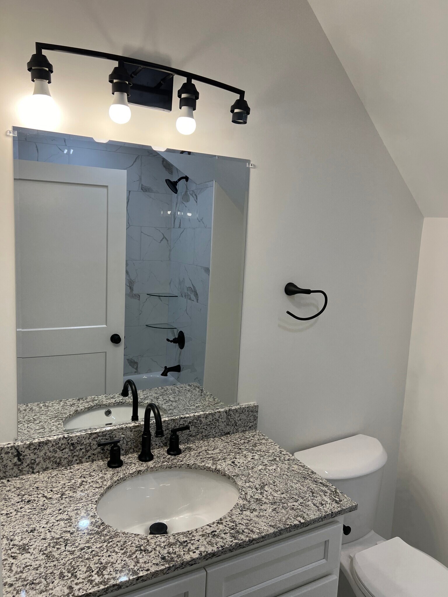 Building Photo - 470 Howard Ave