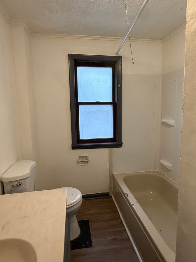 Building Photo - NICE 3 BEDROOMS WITH FULL BATH MOVE-IN READY!