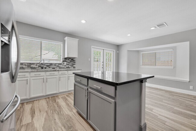 Building Photo - Immaculate Single-Story Home with Modern U...