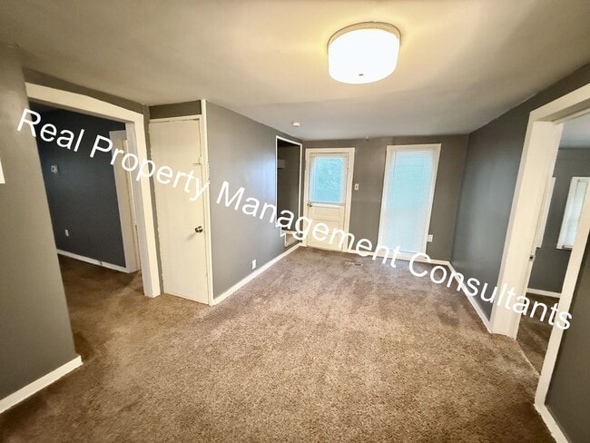 Building Photo - 3 Bedroom with Spacious Backyard