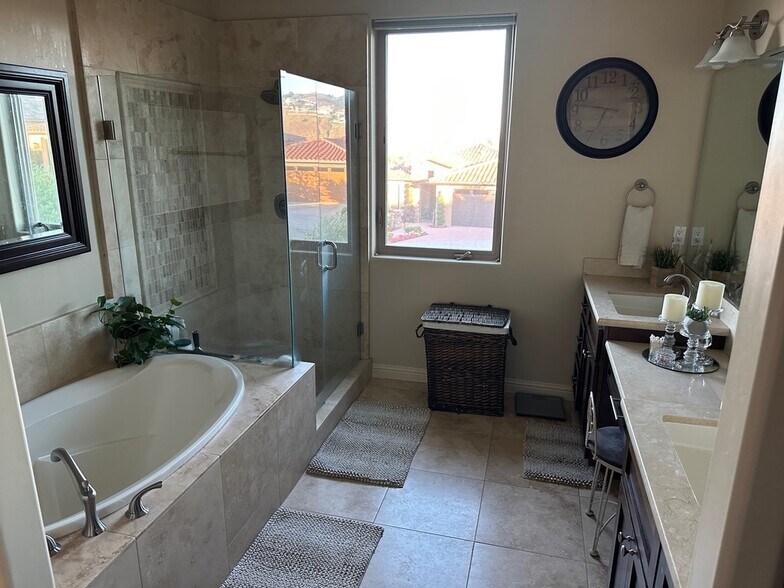 Master Bath w/Soaking Tub & Shower - 213 Cima de Colina