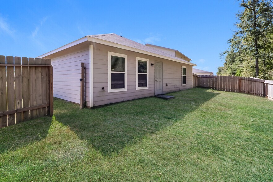 Building Photo - 15823 Del Norte Dr