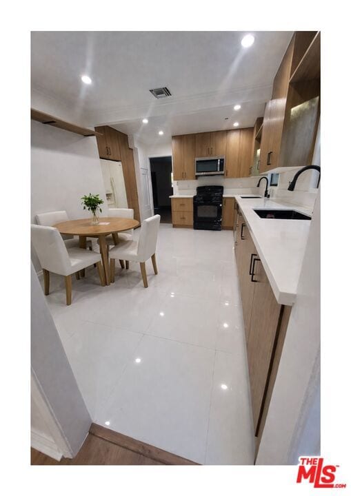 Building Photo - 620 N Poinsettia Pl