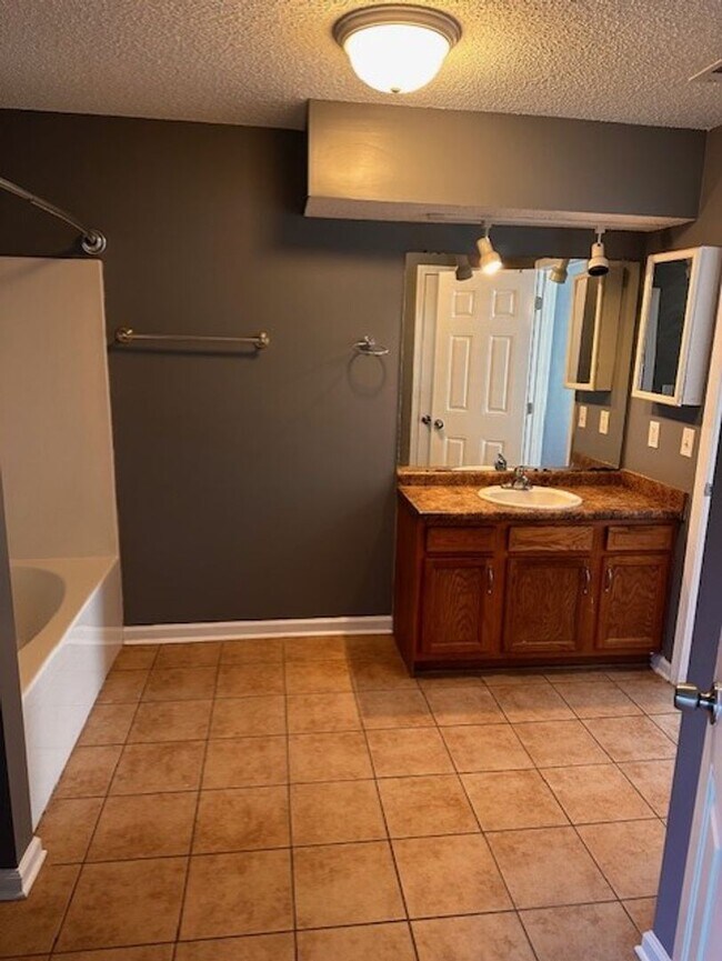 Building Photo - MOVE IN READY!