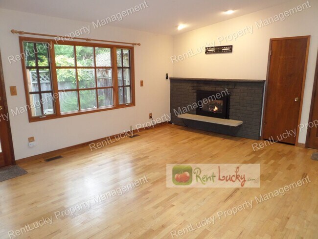 Building Photo - RARE FIND! Adorable 3-Bedroom Mid-Century Home in Great Des Moines Location!!
