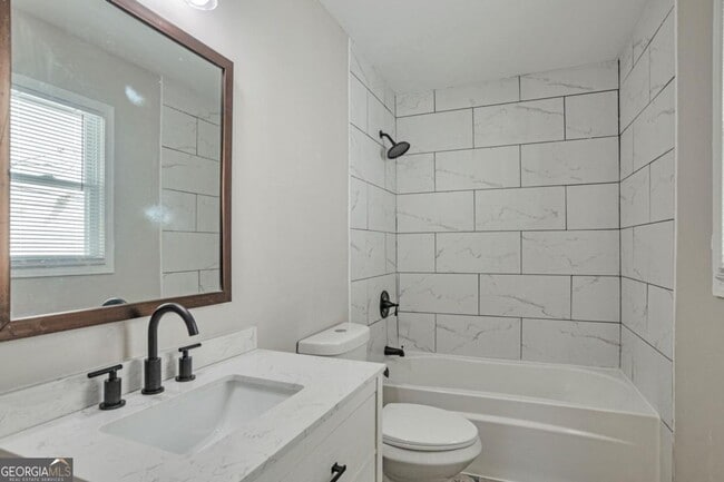 Building Photo - 985 Fair St SW