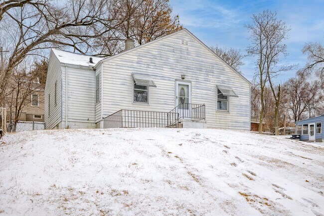 Building Photo - 6905 N 33rd St