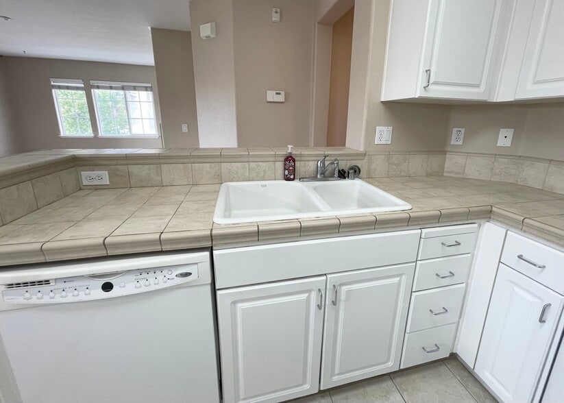 Kitchen - 27 Meritage Cmn
