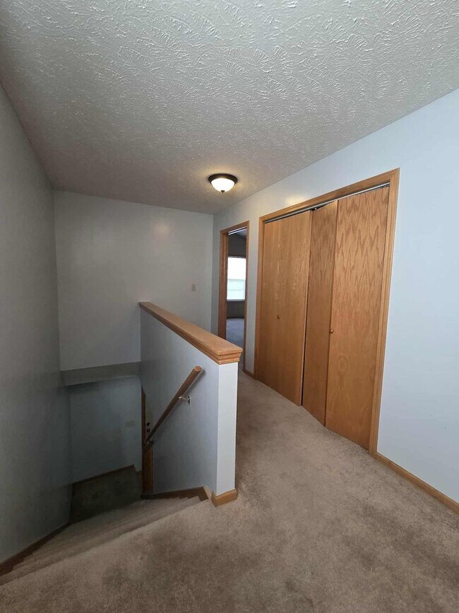 Building Photo - Spacious Town House!!