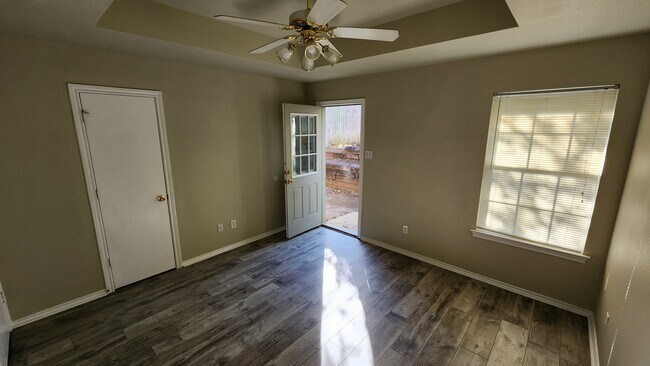 Building Photo - 2016 Lee Dr