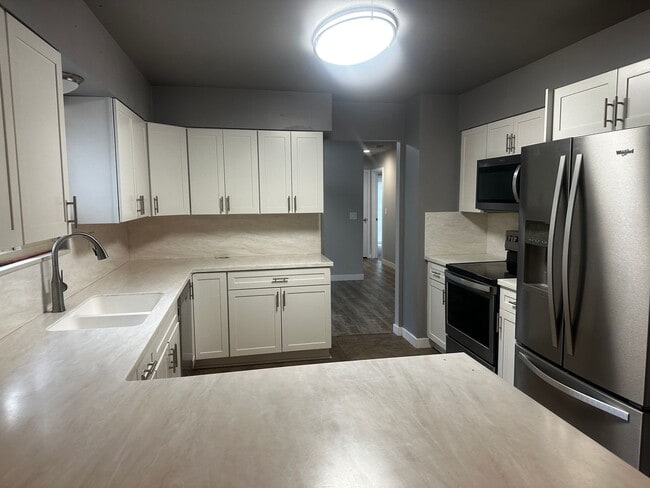Building Photo - Stunning 3 bedroom AVAILABLE NOW!