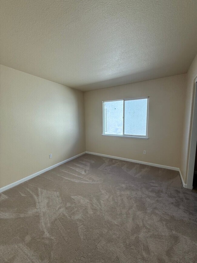 Building Photo - Come Check out this Lovely 4 Bedroom 2.5 B...