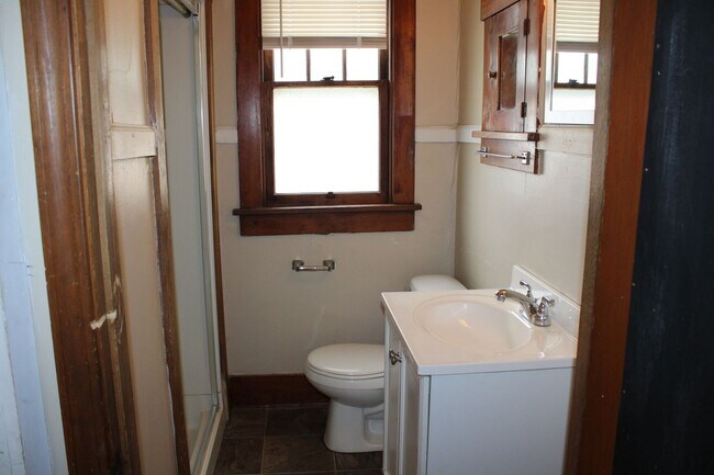Building Photo - House for rent! 2 kitchens 3 Baths! Close ...